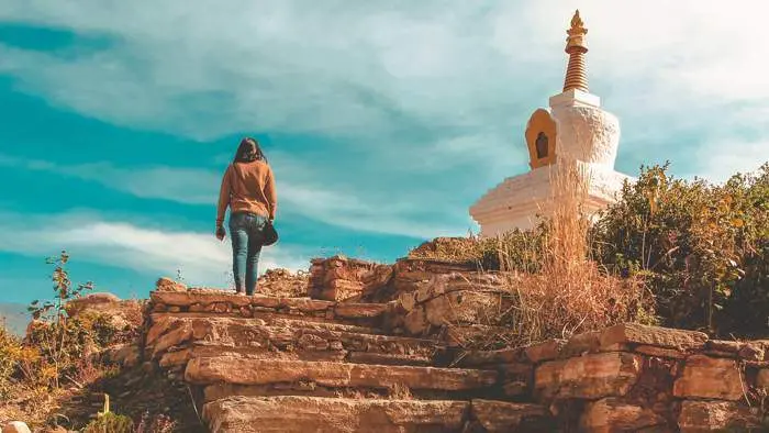 frau auf weg zu stupa