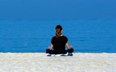 Richtig und entspannt sitzen bei der Meditation – Der Guide der Meditationshaltungen
